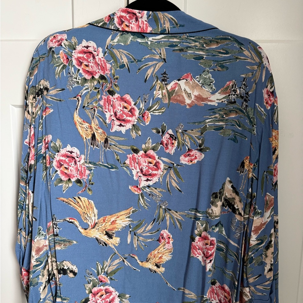 Zara floral print, v-neckline top in blue with flowers and birds print. Size M. - Picture 6 of 6